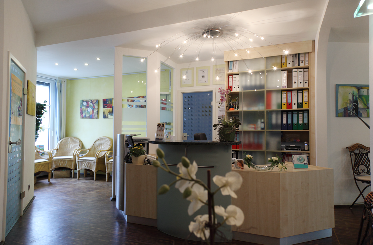 Moderne Zahnarztpraxis Dr. Griesenbrock in Lüdenscheid mit hellem Behandlungsraum und einladender Atmosphäre für ästhetischen Zahnersatz und Zahnmedizin.