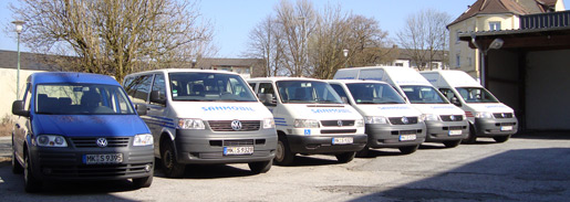 Fahrzeuge der Sanmobil GmbH auf dem Firmengelände in Lüdenscheid für Krankenfahrten, Behindertenfahrdienst und barrierefreie Mobilität.