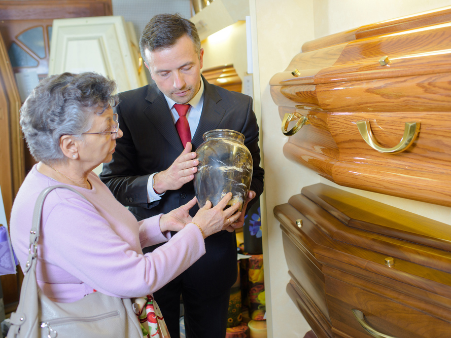Seniorin sucht sich eine Urne zur Bestattungsvorsorge beim Bestattungsunternehmen Lüdenscheid aus