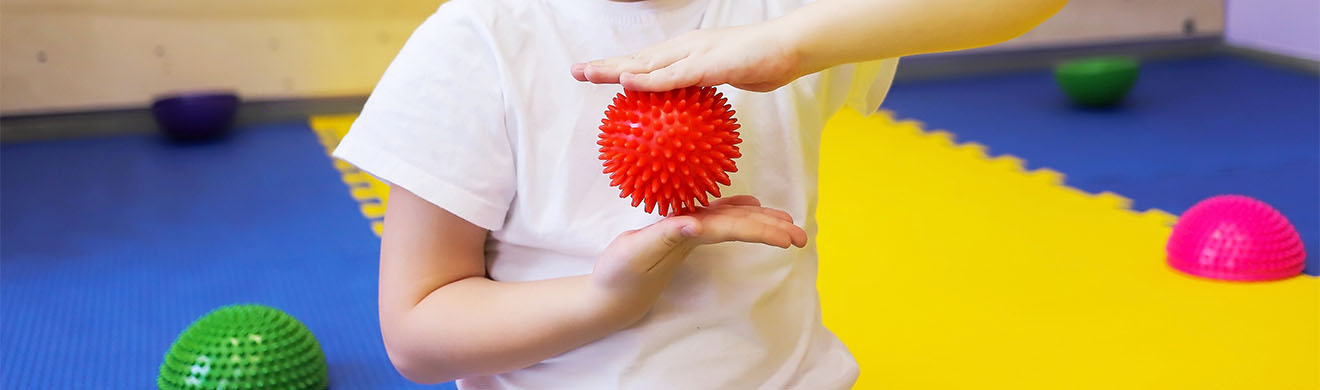 Handtherapie in Lüdenscheid im Therapieraum mit einem Mädchen