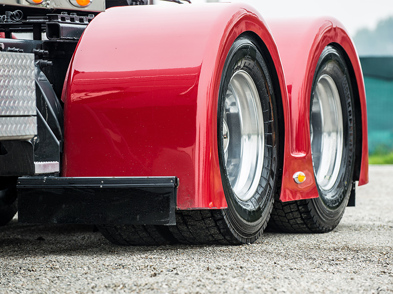 Detailansicht eines Lkw mit sichtbaren Karosserie- und Fahrzeugdetails für die Fahrzeuglackierung in Freudenberg.