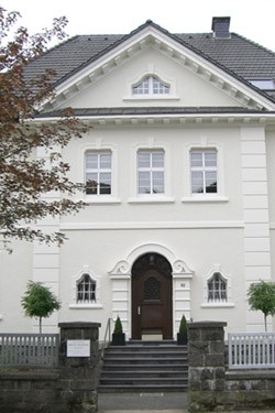 Bürofenstern und Kanzleischild