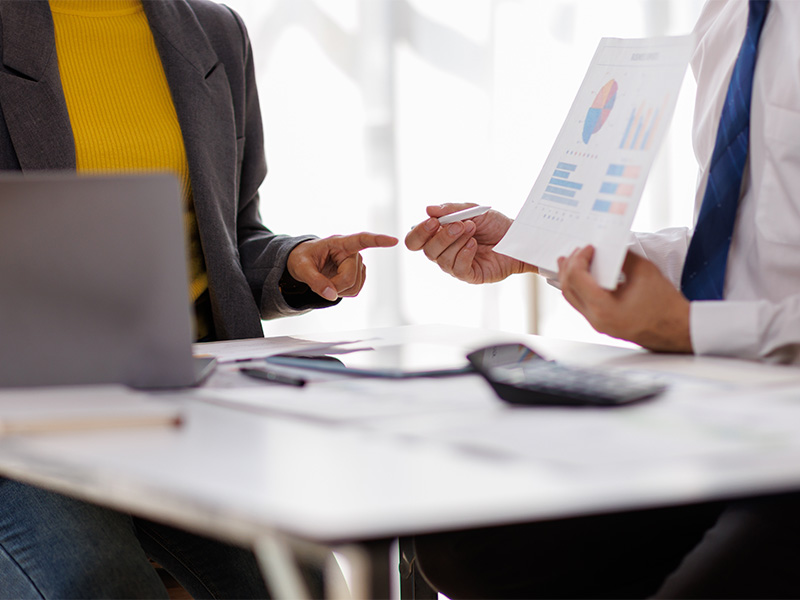 Steuerberater in Lüdenscheid besprechen Finanzberichte und Kennzahlen gemeinsam im Besprechungsraum zur steuerlichen Planung