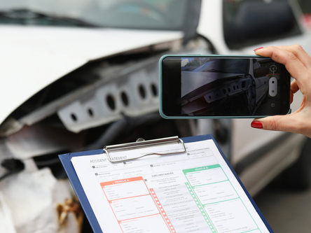 ein KFZ Gutachter nimmt einen Unfallschaden in Lüdenscheid auf