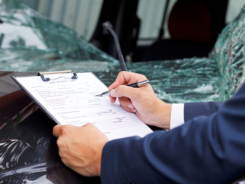 Gutachter erstellt ein KFZ Gutachten in Lüdenscheid